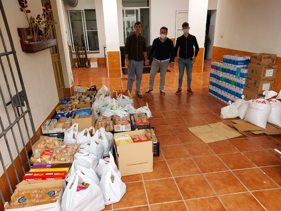 La Hermandad de la Cena reparte una tonelada de solidaridad en el Hogar 'San Juan'