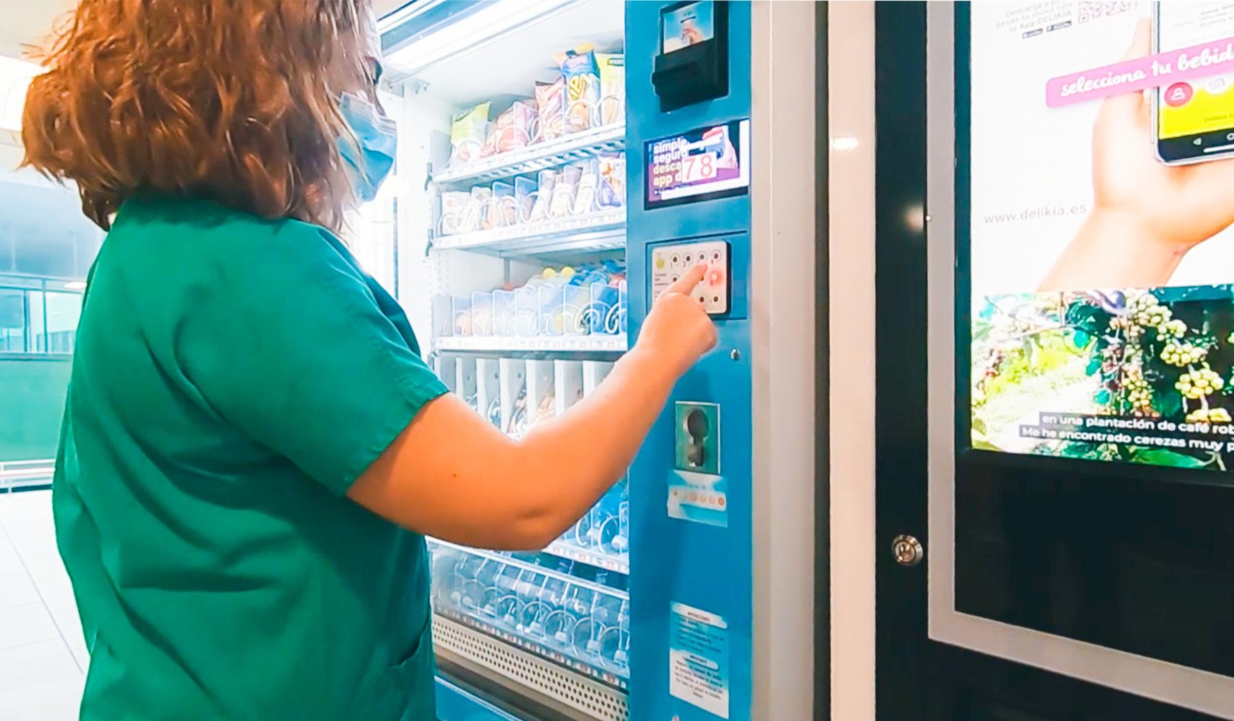 El Hospital de Jerez estrena una tecnología innovadora que permite utilizar las máquinas de vending sin contacto