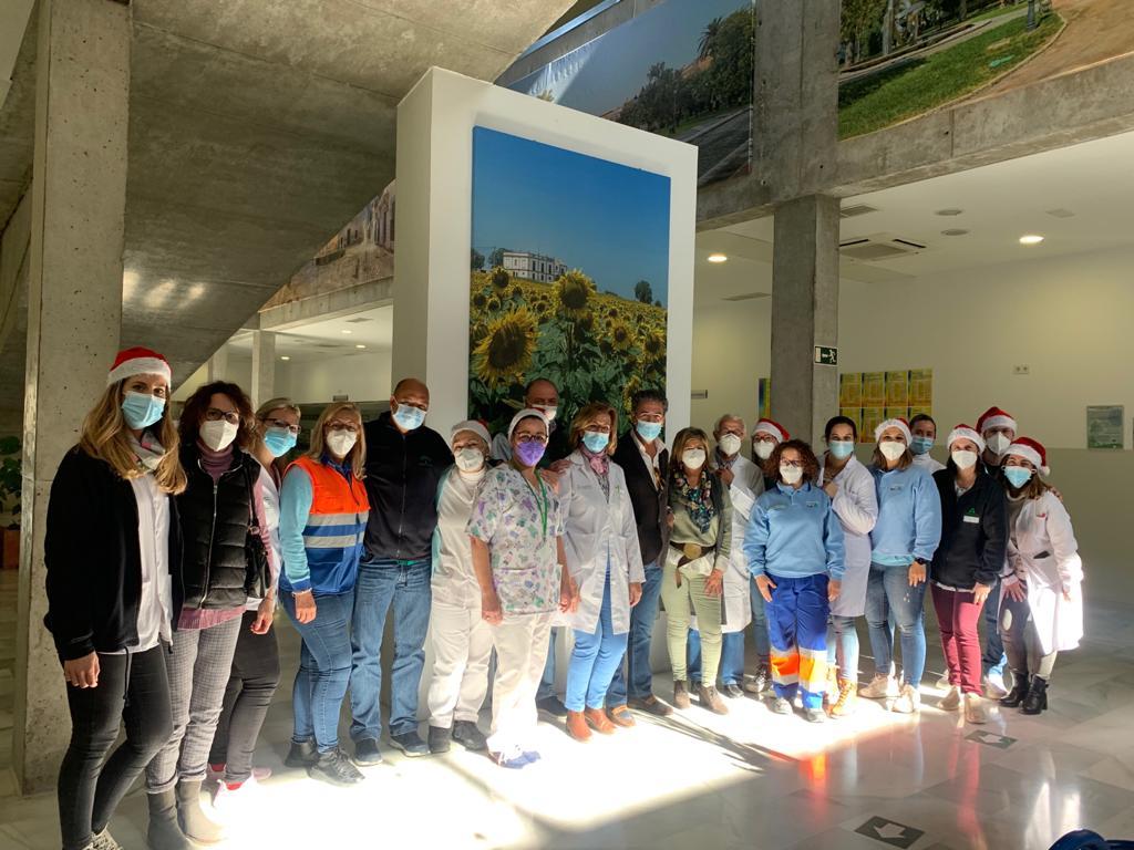 La delegada de Salud acude a La Milagrosa de Jerez para respaldar el "gran trabajo" de los profesionales en la vacunación a menores