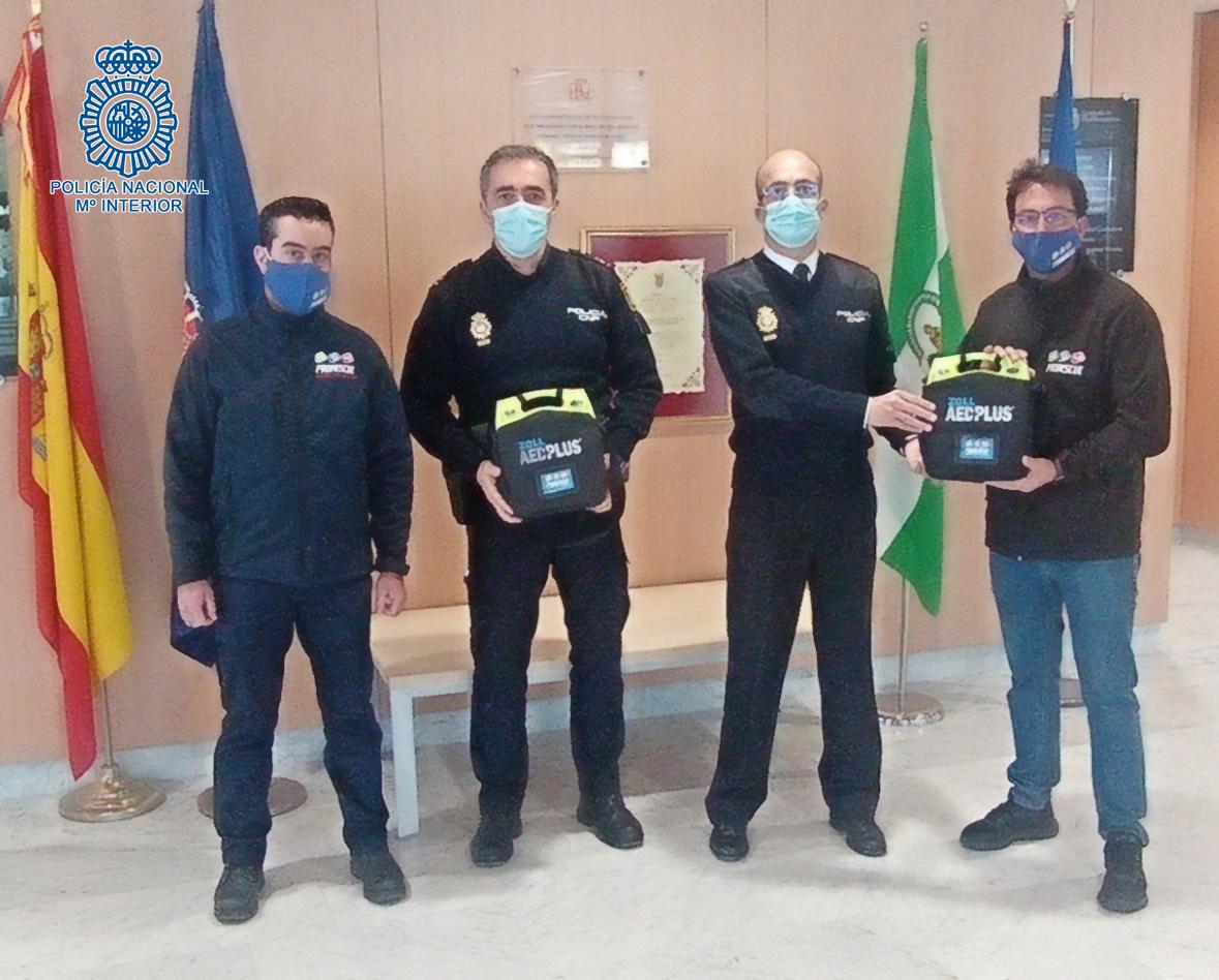 La  Policía Nacional incorpora en Jerez dos desfibriladores de última generación para sus radiopatrulla cedidos por la empresa Prorescue