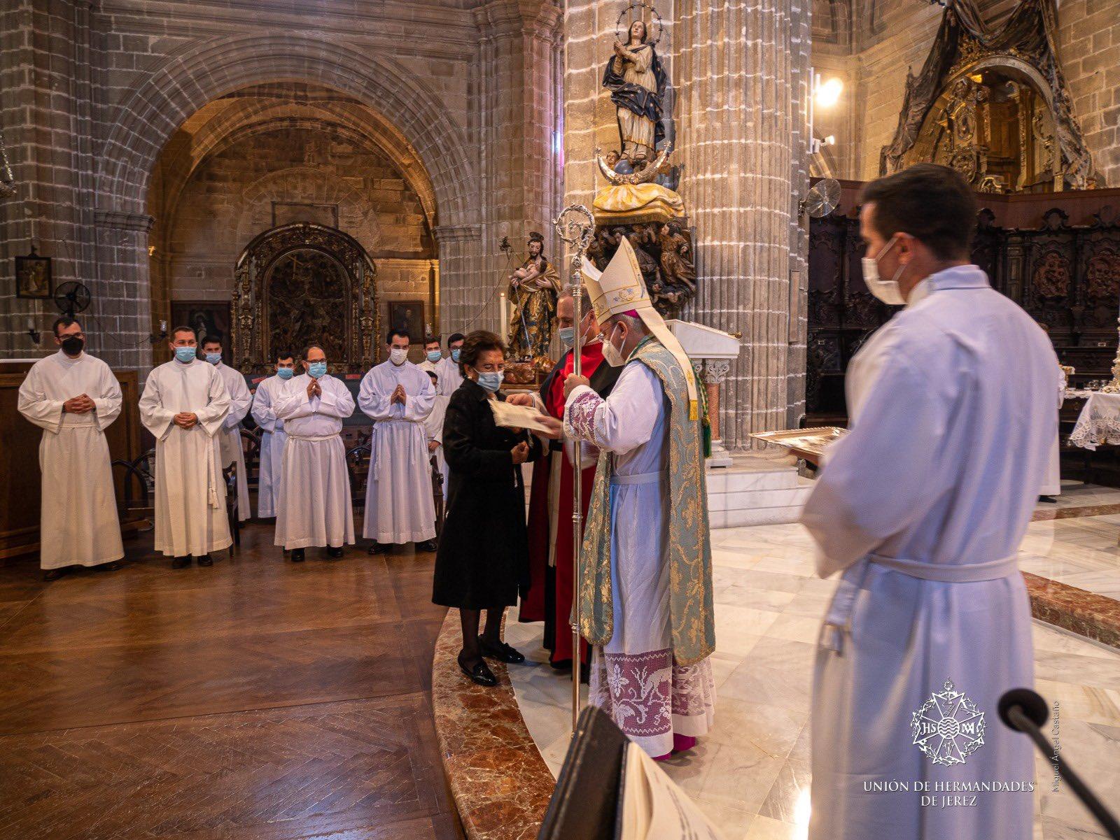 El obispo concede a Ana María Salas la Medalla Pro Eclessia