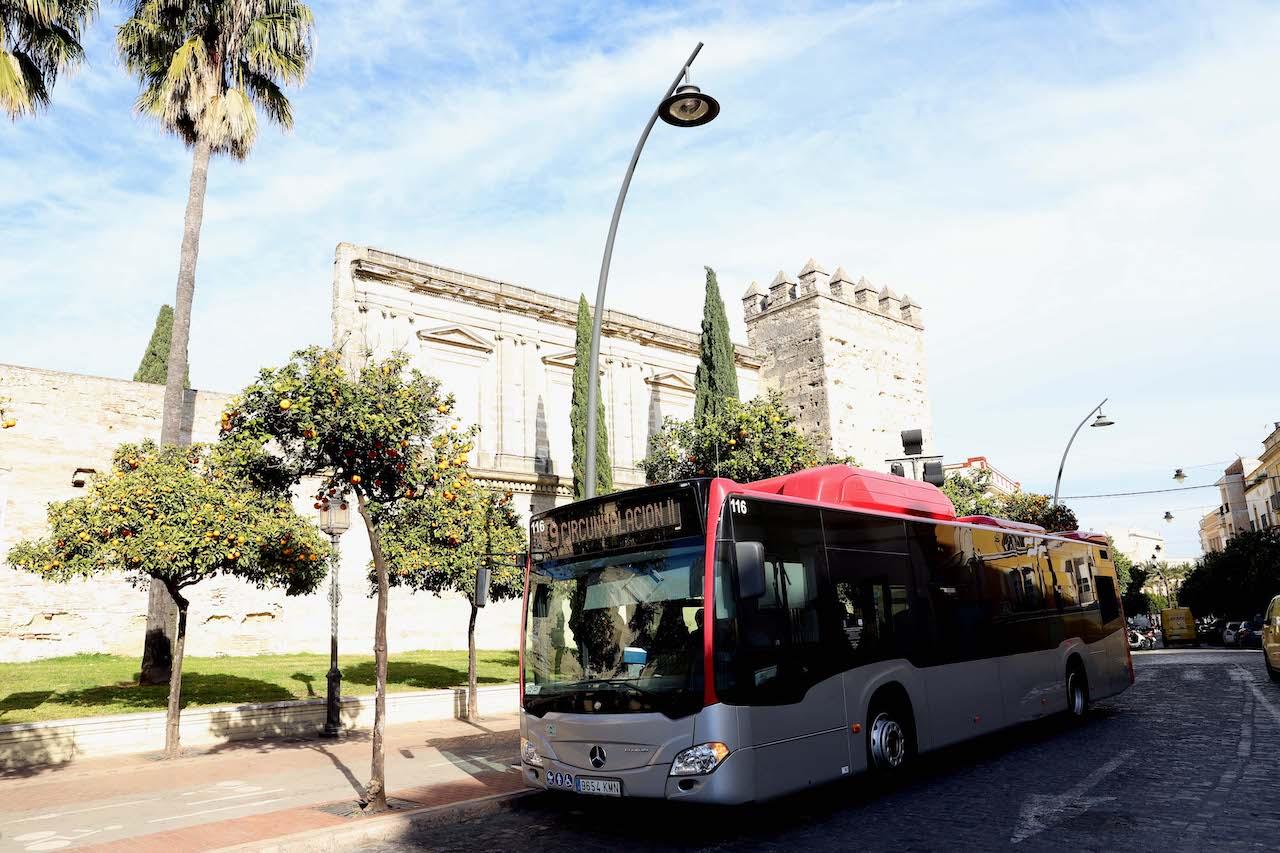 Las líneas de autobuses 8 y 9 amplían su recorrido hasta los cacharritos de El Turronero