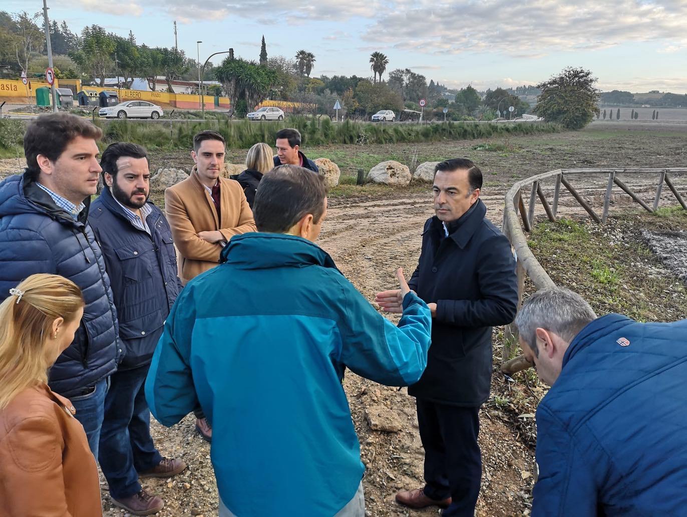 El delegado territorial David Gil visita la zona de La Corta y Guadalete donde ha actuado la Junta