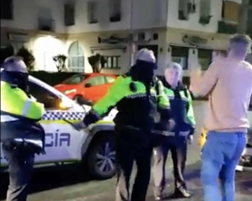 Las redes viralizan un vídeo de un Policía Local de Jerez agrediendo a un joven