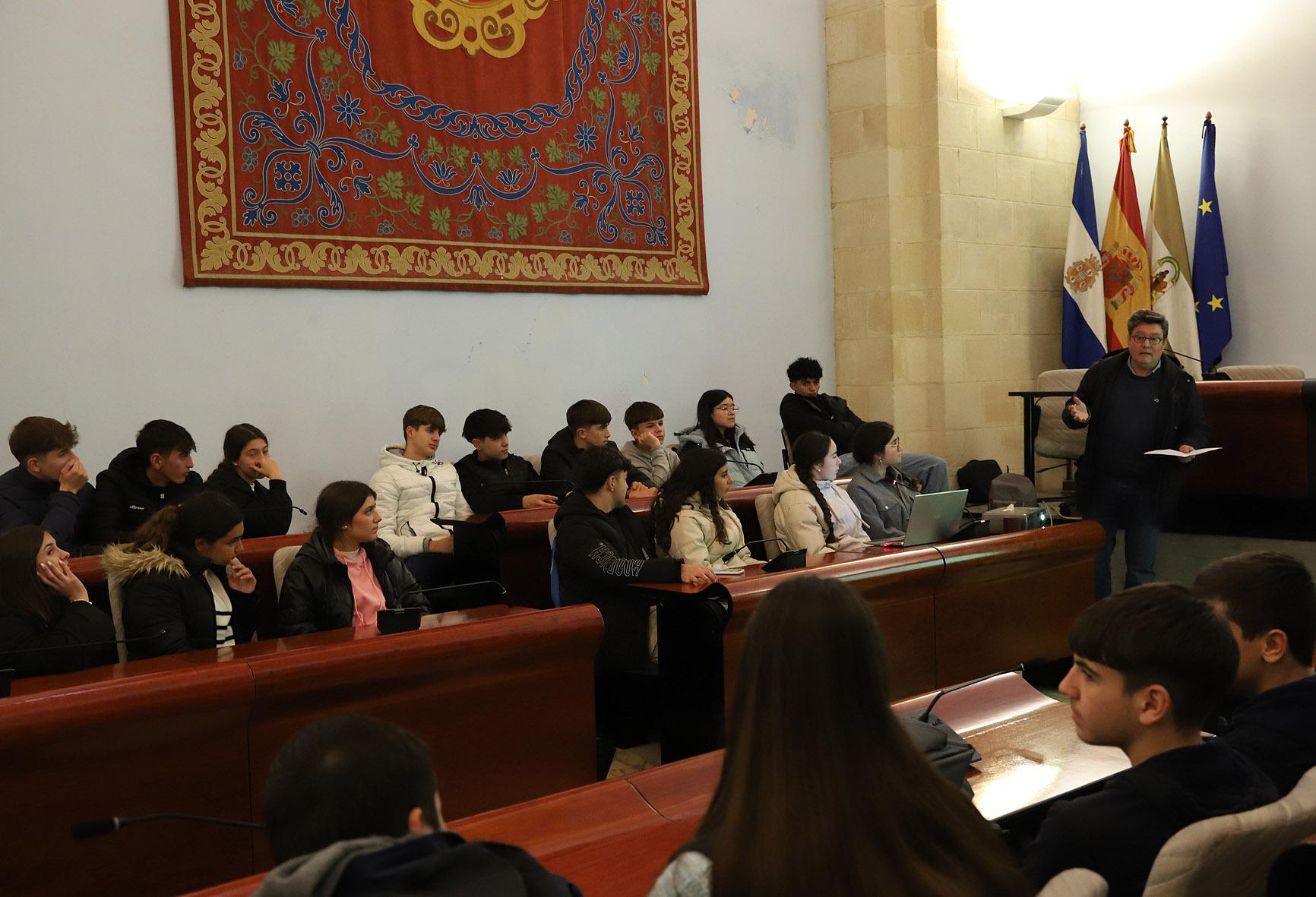 Más de 200 estudiantes de ESO de varios centros participan en el Ayuntamiento de Jerez en la actividad 'El Día de la Constitución'