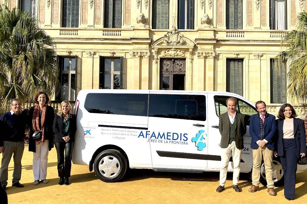 Grupo Solera y Fundación La Caixa donan una furgoneta a Afamedis