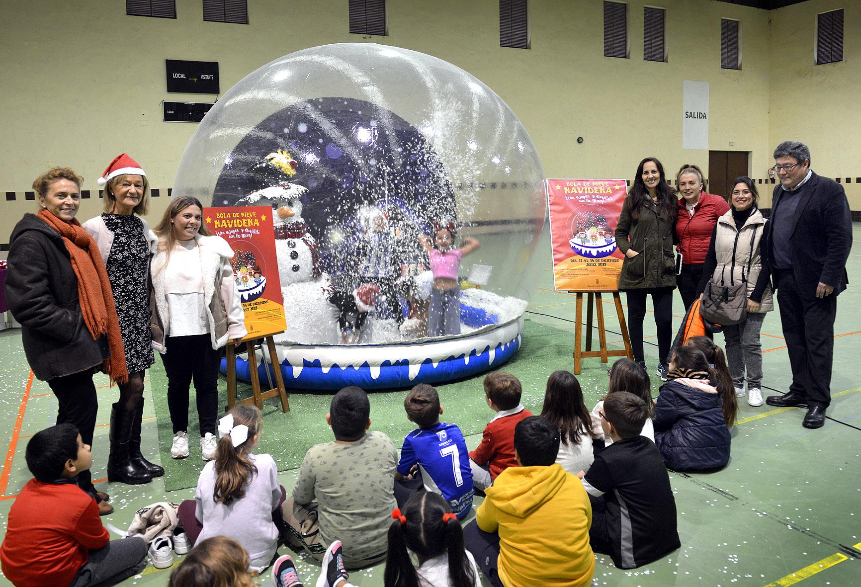 Casi 600 escolares de Jerez disfrutan de una mañana de diversión en la Bola de Nieve Navideña