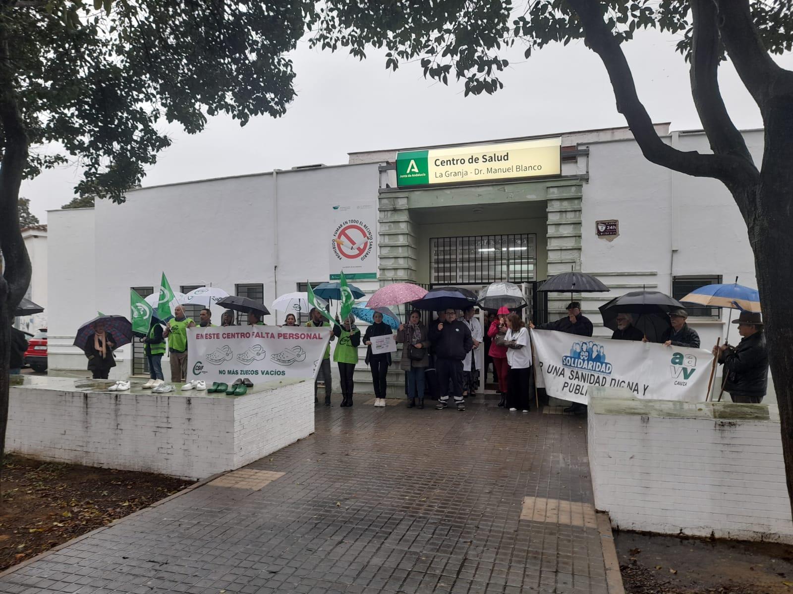Profesionales sanitarios protestan en Jerez ante la falta de personal en los centros de salud