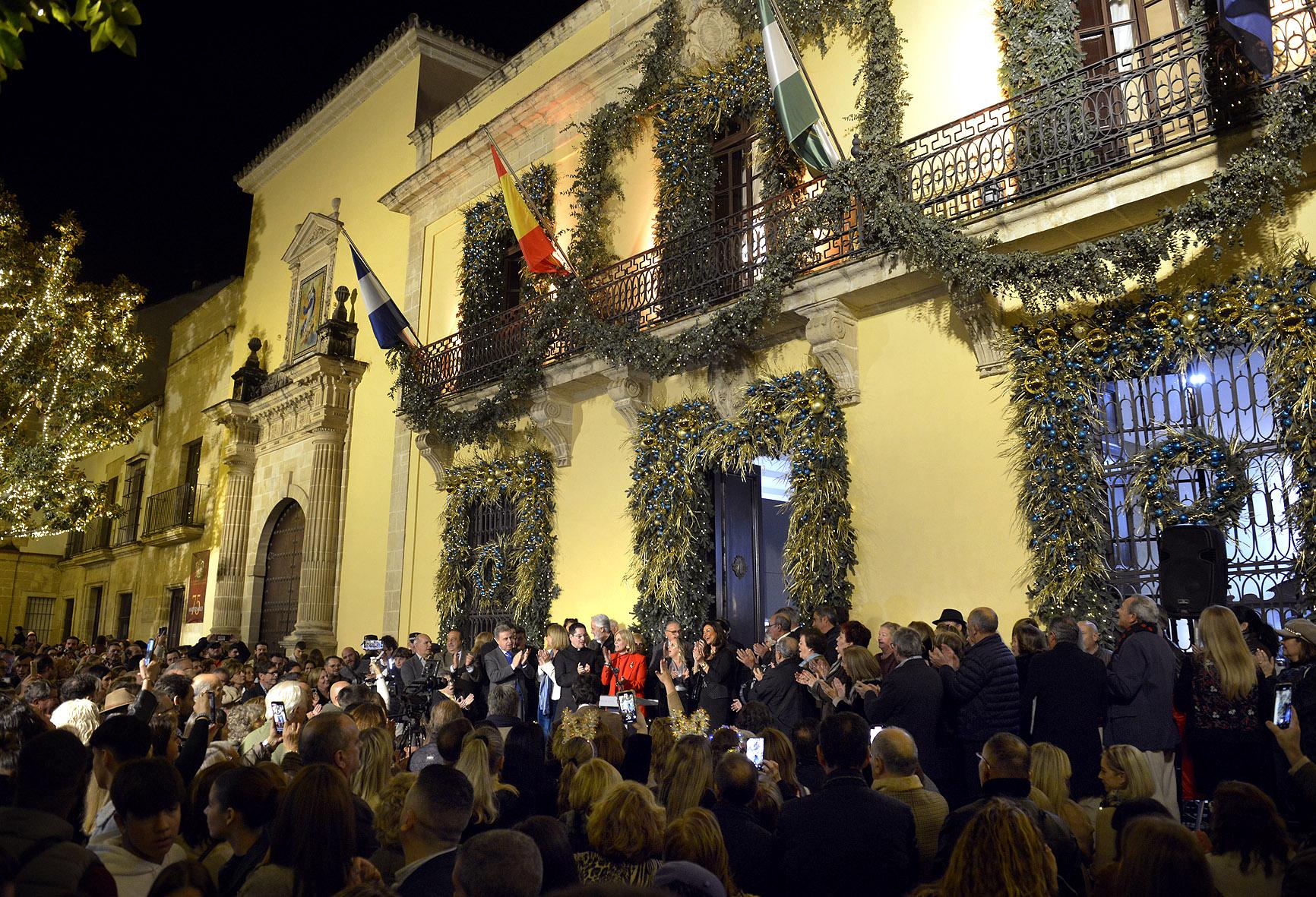 Inaugurados el belén, la decoración y el alumbrado de la fachada del Ayuntamiento de Jerez