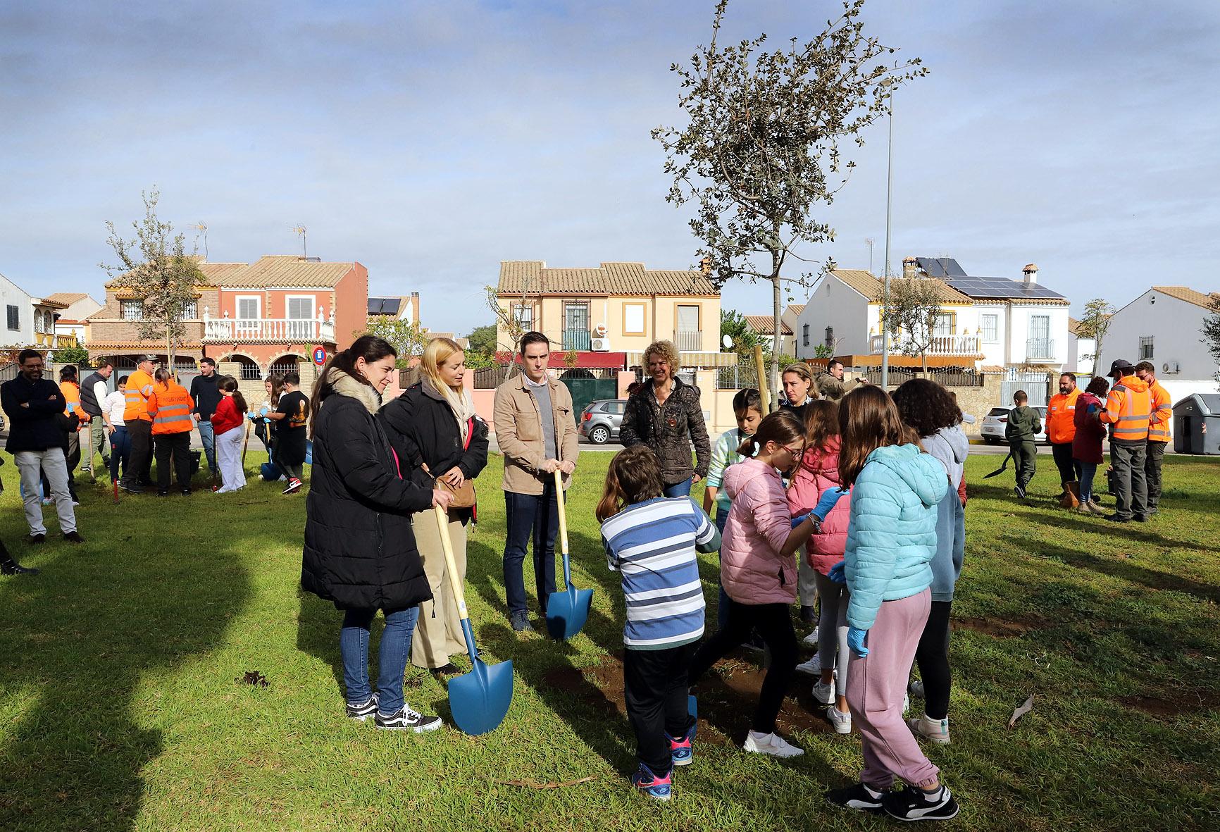 El alumnado del CEIP Las Granjas de Jerez realiza una plantación de árboles en el parque Timanfaya