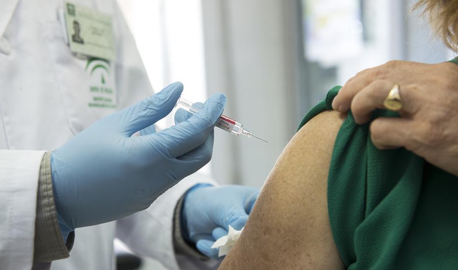 Cerca de 50.000 andaluces se vacunan frente a la gripe y COVID-19 en la campaña sin cita de Salud