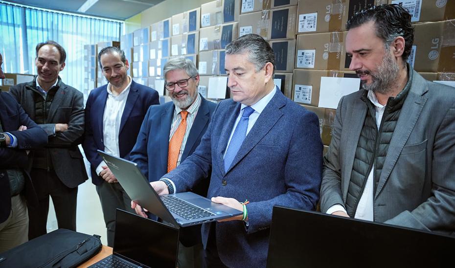 La Junta de Andalucía anuncia la compra de 8.000 equipos informáticos para empleados públicos por 10 millones de euros