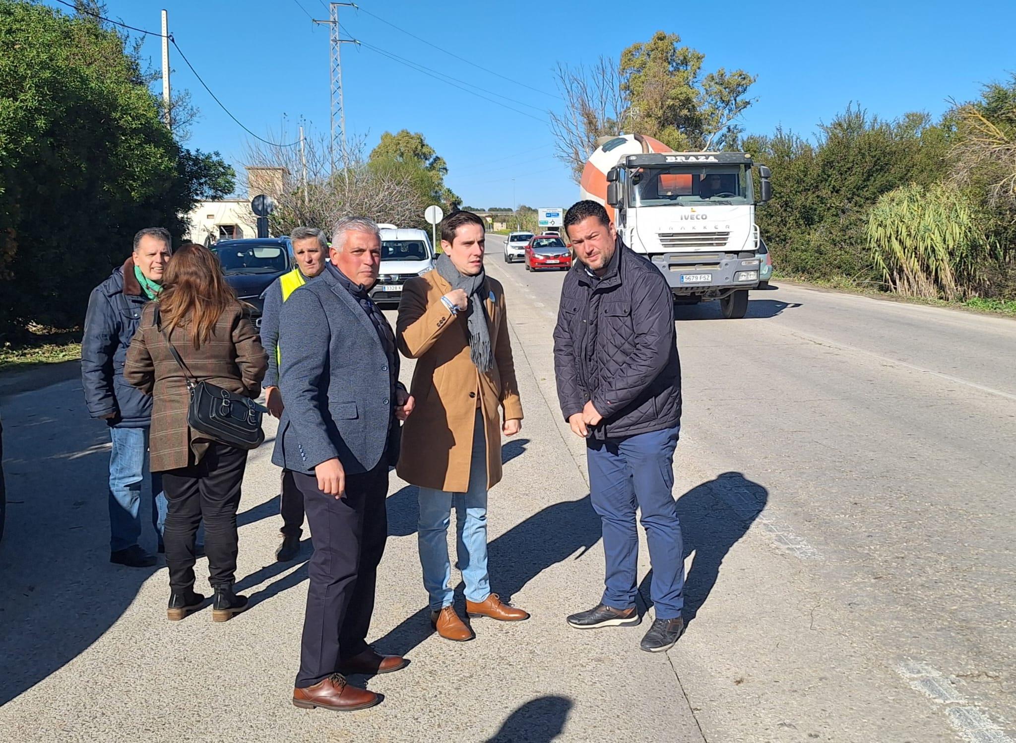 El Ayuntamiento de Jerez acomete el desbroce de la carretera de acceso a Guadalcacín ubicada junto a Madre Coraje