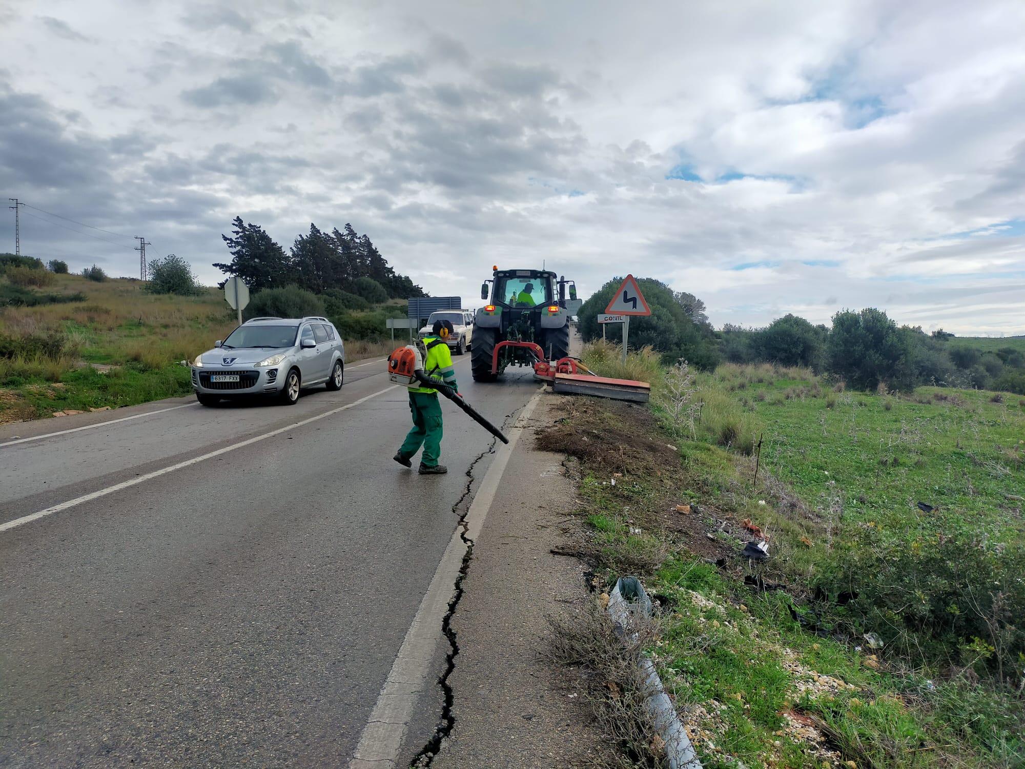 La Junta despeja y trata los márgenes de varias carreteras de Jerez y otras localidades de la provincia