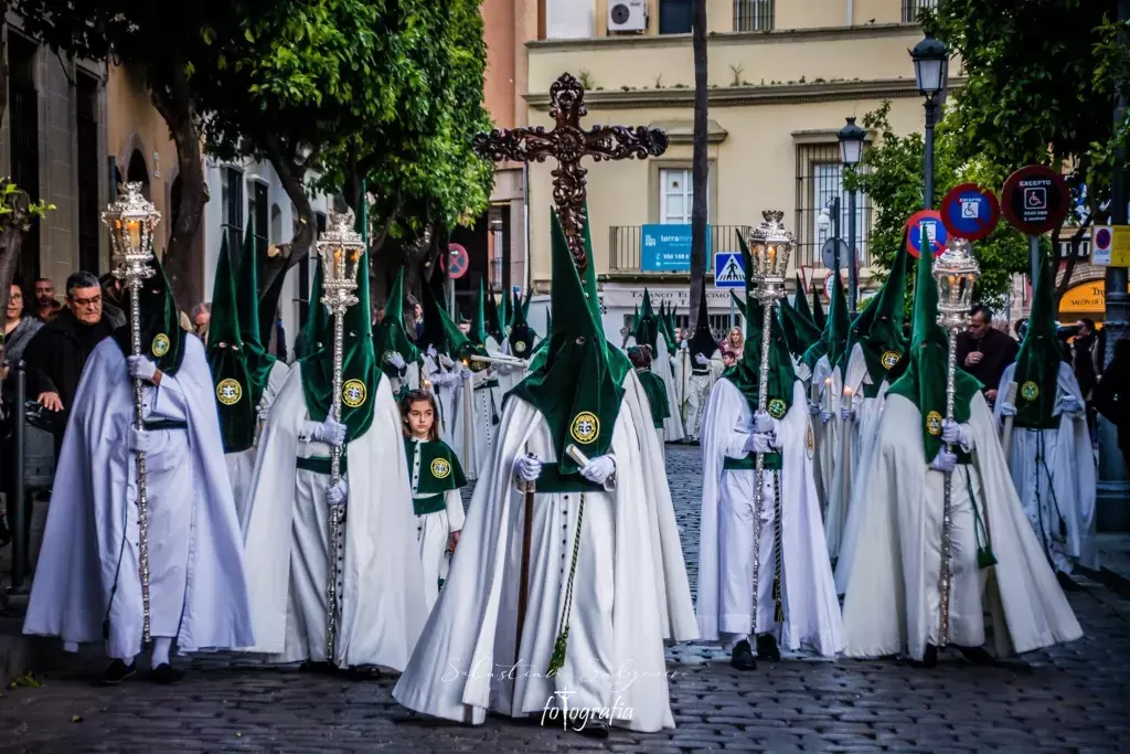 Campaña para vestirse de nazareno en la Yedra