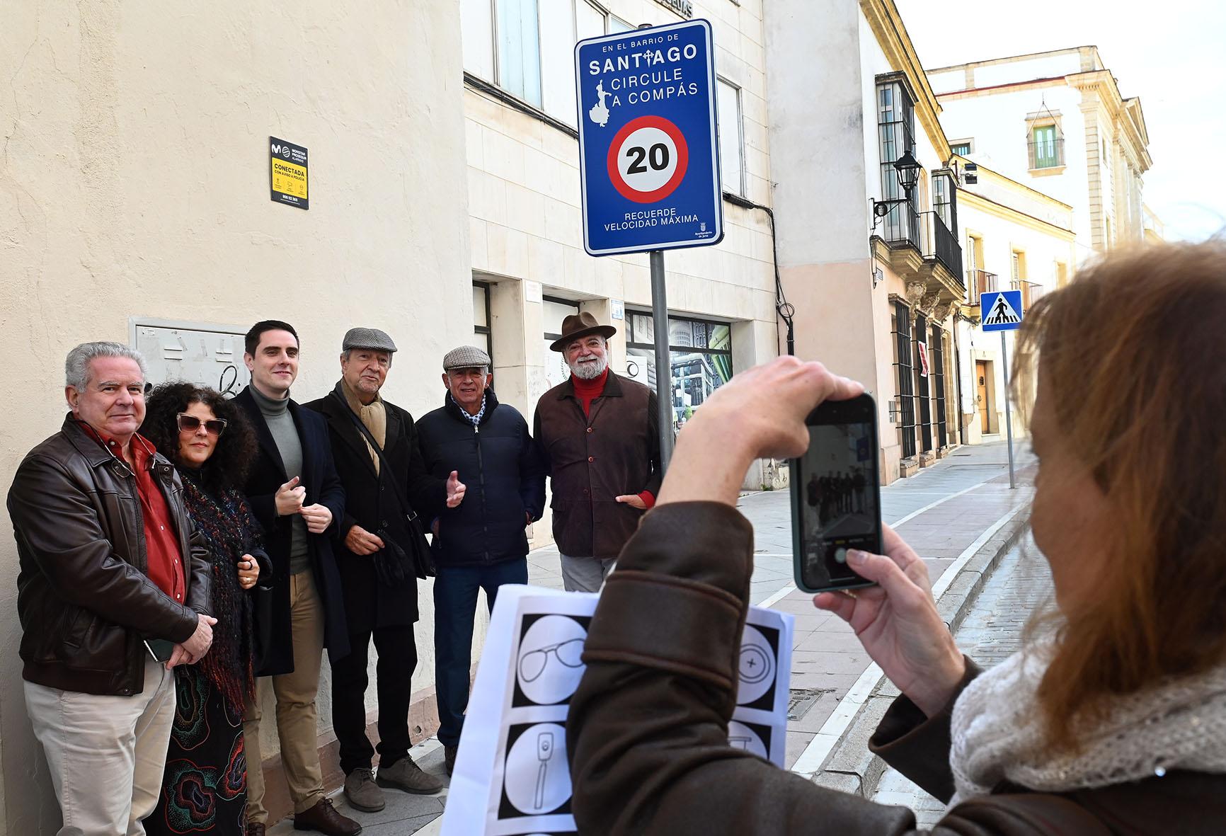 Jerez instala señales informativas de tráfico que invitan a circular "a compás" por el barrio de Santiago