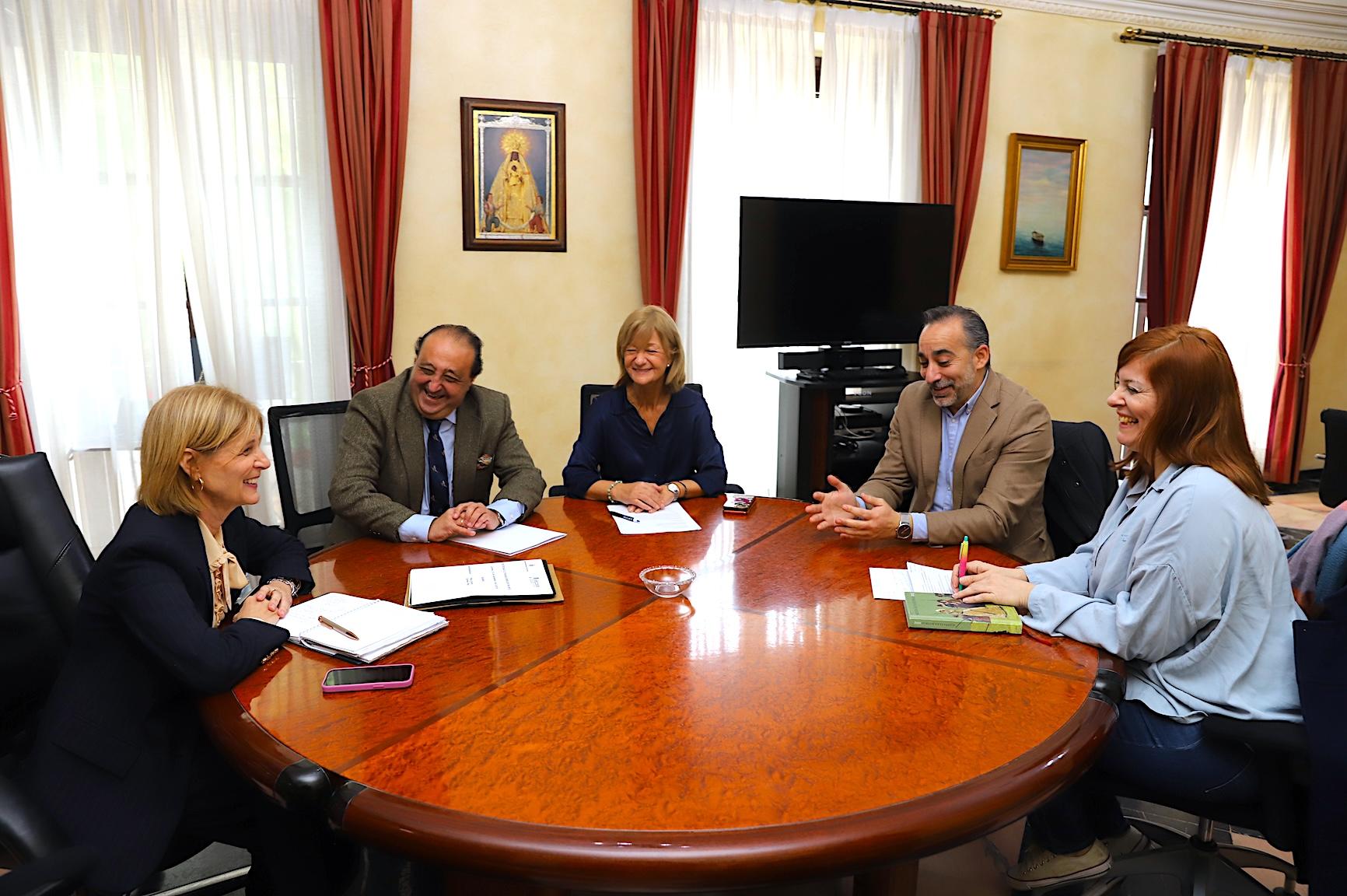 La Sociedad Literaria Sherlock Holmes Jerez aborda con el Ayuntamiento líneas de colaboración para fomentar la lectura