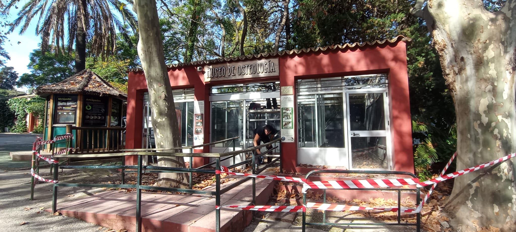 Obras en la cubierta del Museo de Osteología del Zoobotánico de Jerez