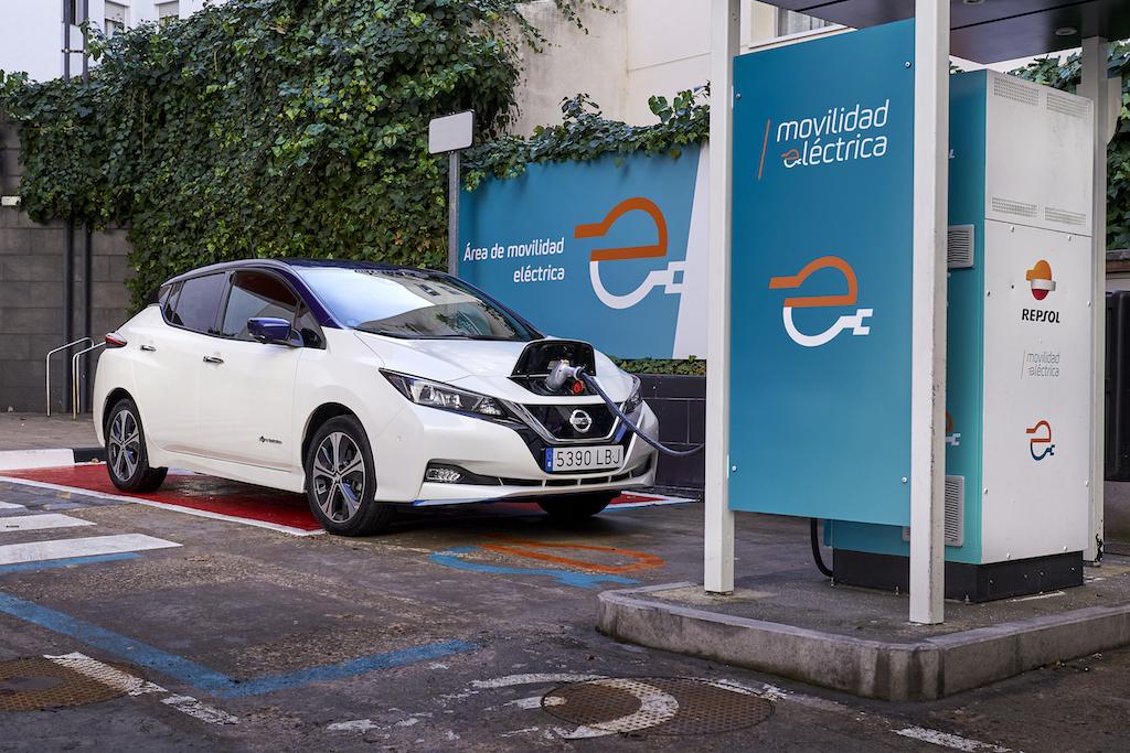 Nissan y Repsol firman un acuerdo de colaboración para promover la movilidad eléctrica