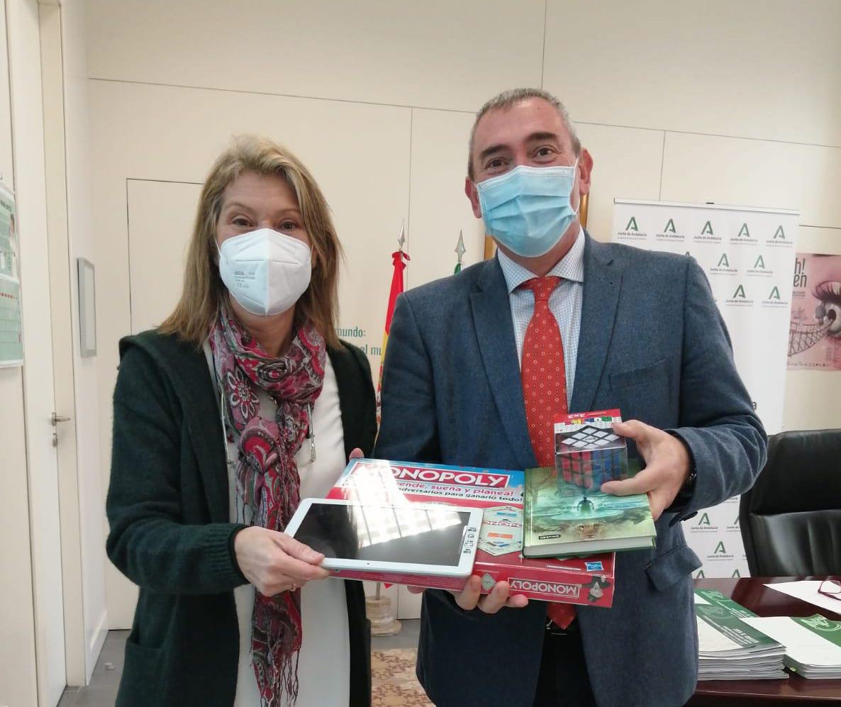 El Hospital de Jerez recibe tablets, material didáctico y libros de apoyo para su aula infantil