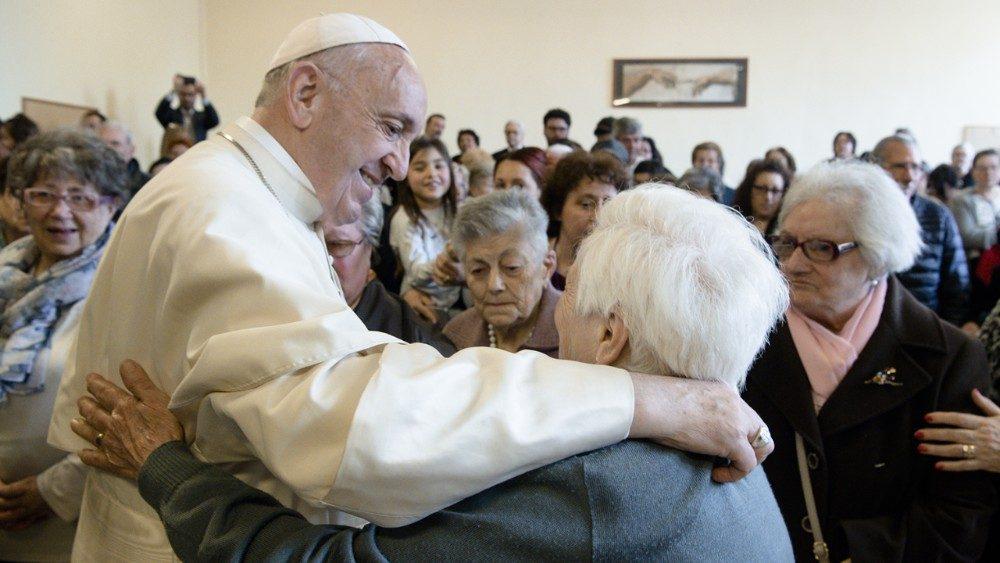 El Papa instituye la Jornada Mundial de los abuelos y de los mayores