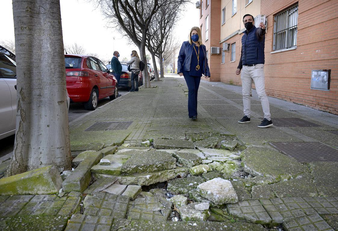 El Ayuntamiento gastará otros 130.000 euros en arreglar aceras de la Zona Sur