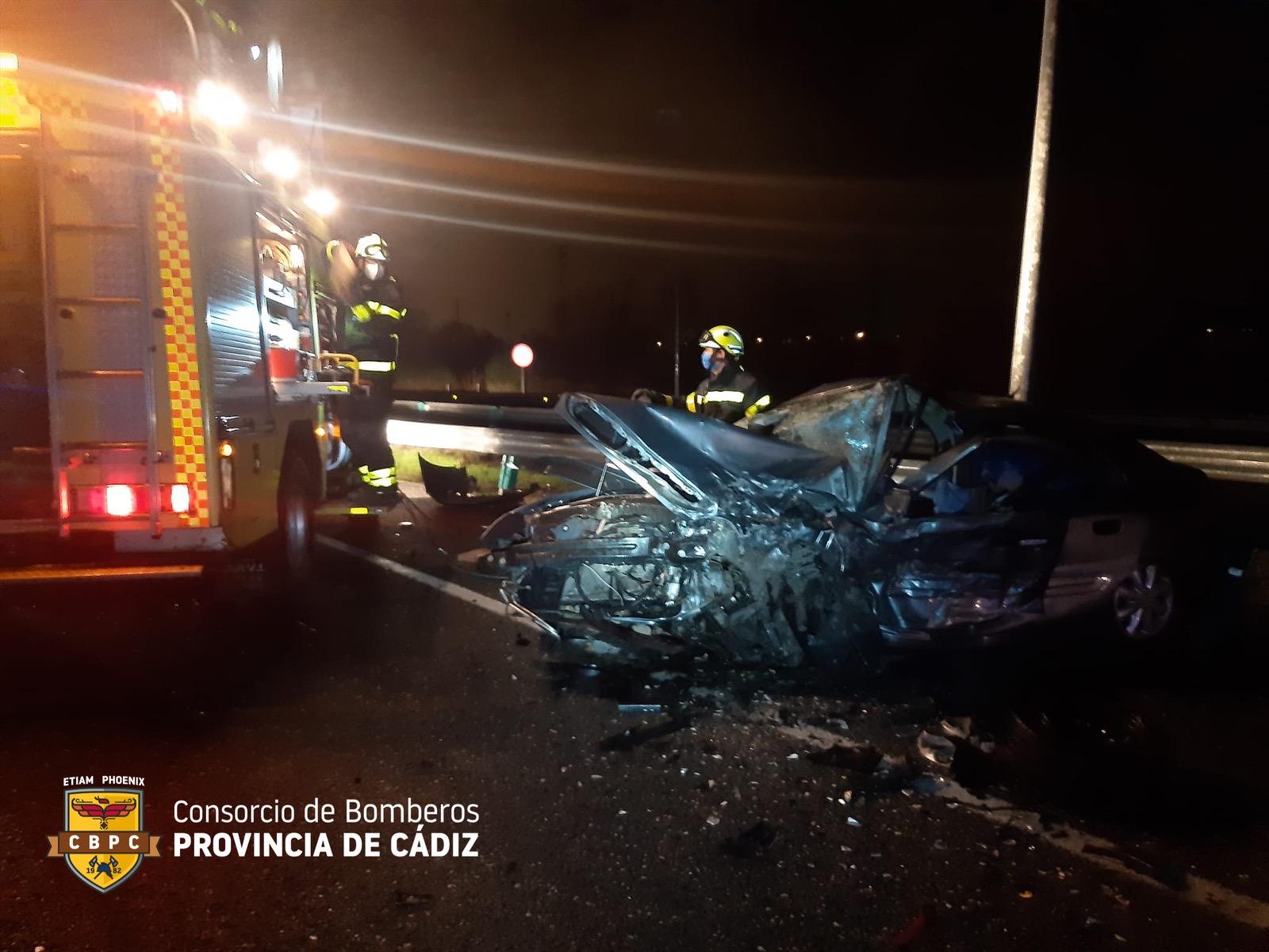 Un fallecido y una herida grave por un choque frontal de dos coches en Jerez