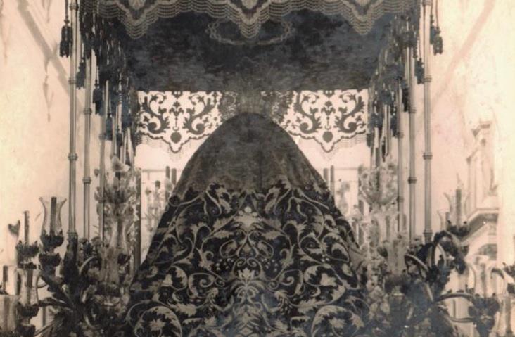 El manto de la Soledad, protagonista del cartel de la cofradía