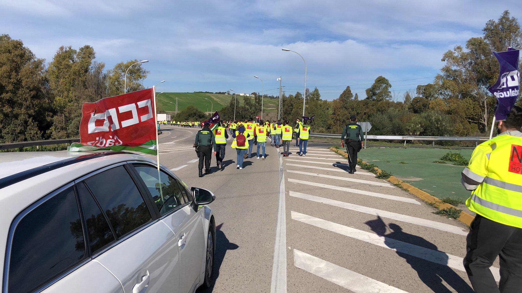 Trabajadores de Holcim marchan hasta el centro de Jerez en protesta por el ERE