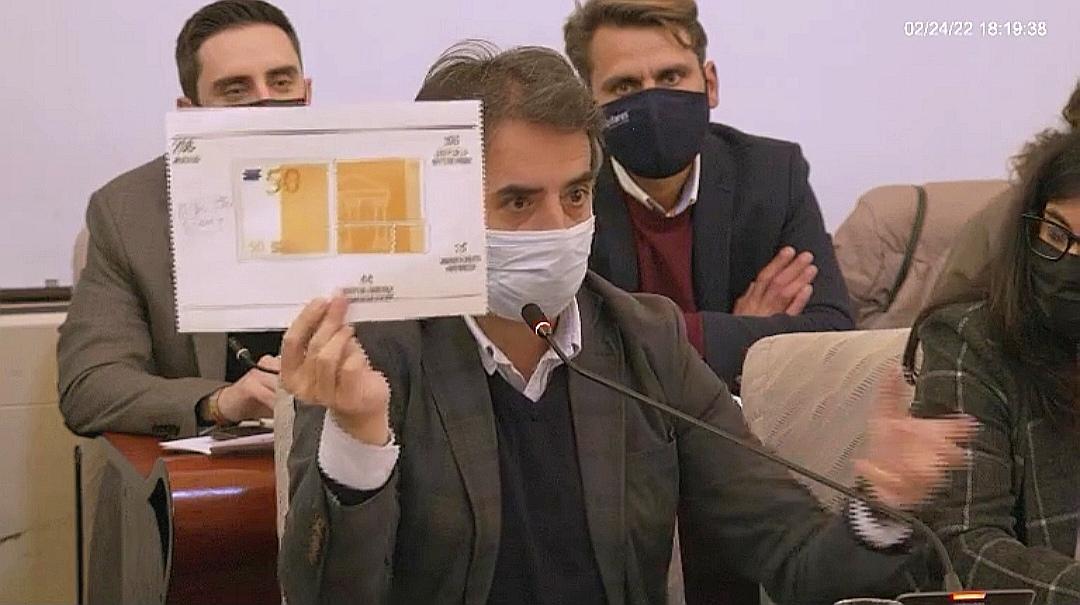 El PSOE de Mamen Sánchez y sus socios de izquierda votan en contra de bajar los impuestos a los carburantes