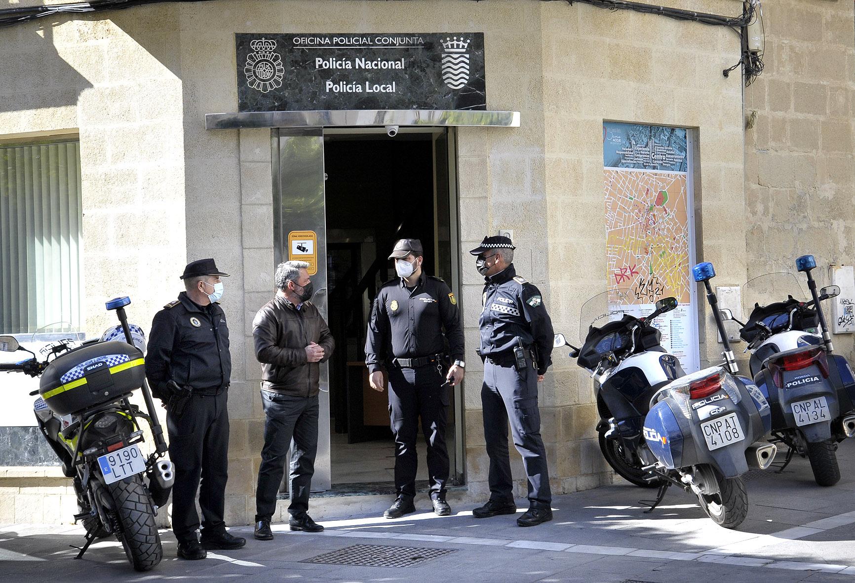Jerez estrena oficina de atención policial conjunta en la calle Larga