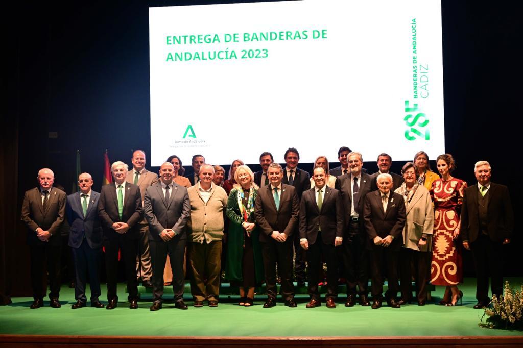 La Junta reconoce a personas y entidades de la provincia con las Banderas de Andalucía