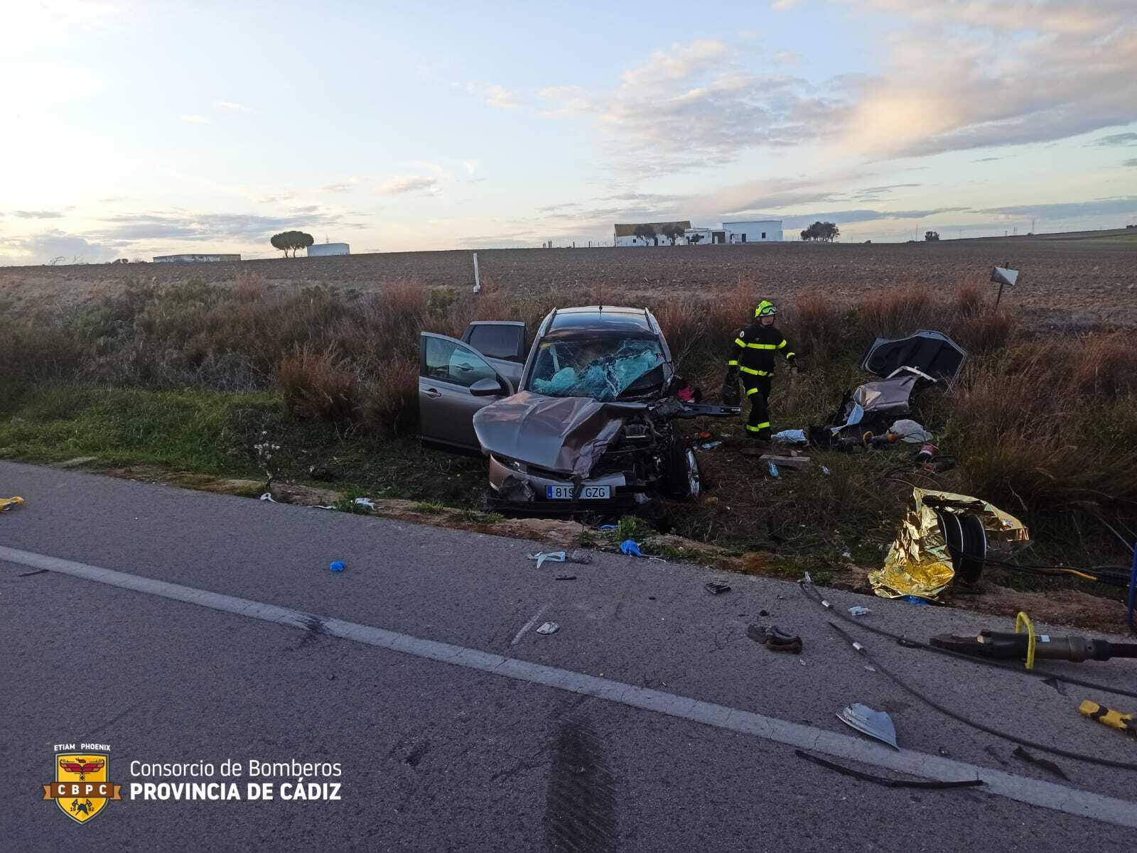 Un adulto y una menor, trasladados al hospital tras un aparatoso accidente entre Jerez y Rota