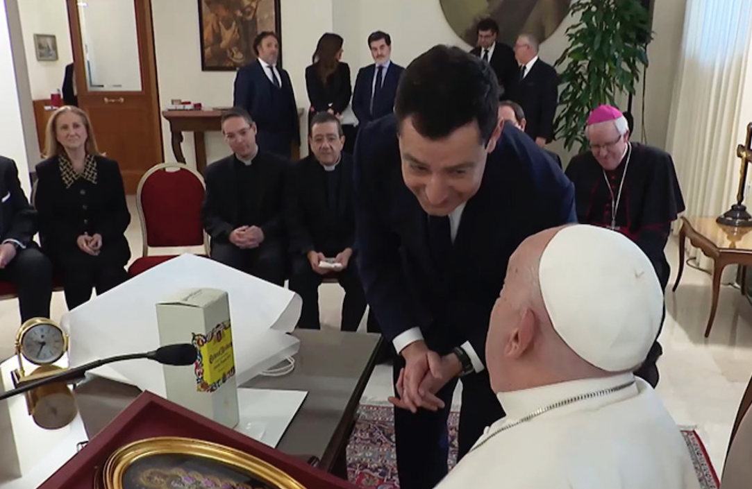 Juanma Moreno obsequia al Papa con el brandy de Jerez Cardenal Mendoza, de Bodegas Sánchez Romate