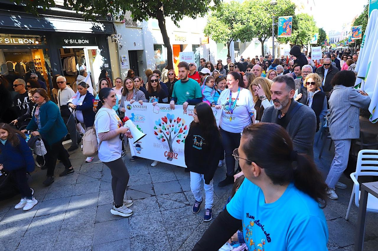 La marcha solidaria de las asociaciones de enfermedades raras recibe el apoyo de cientos de personas 