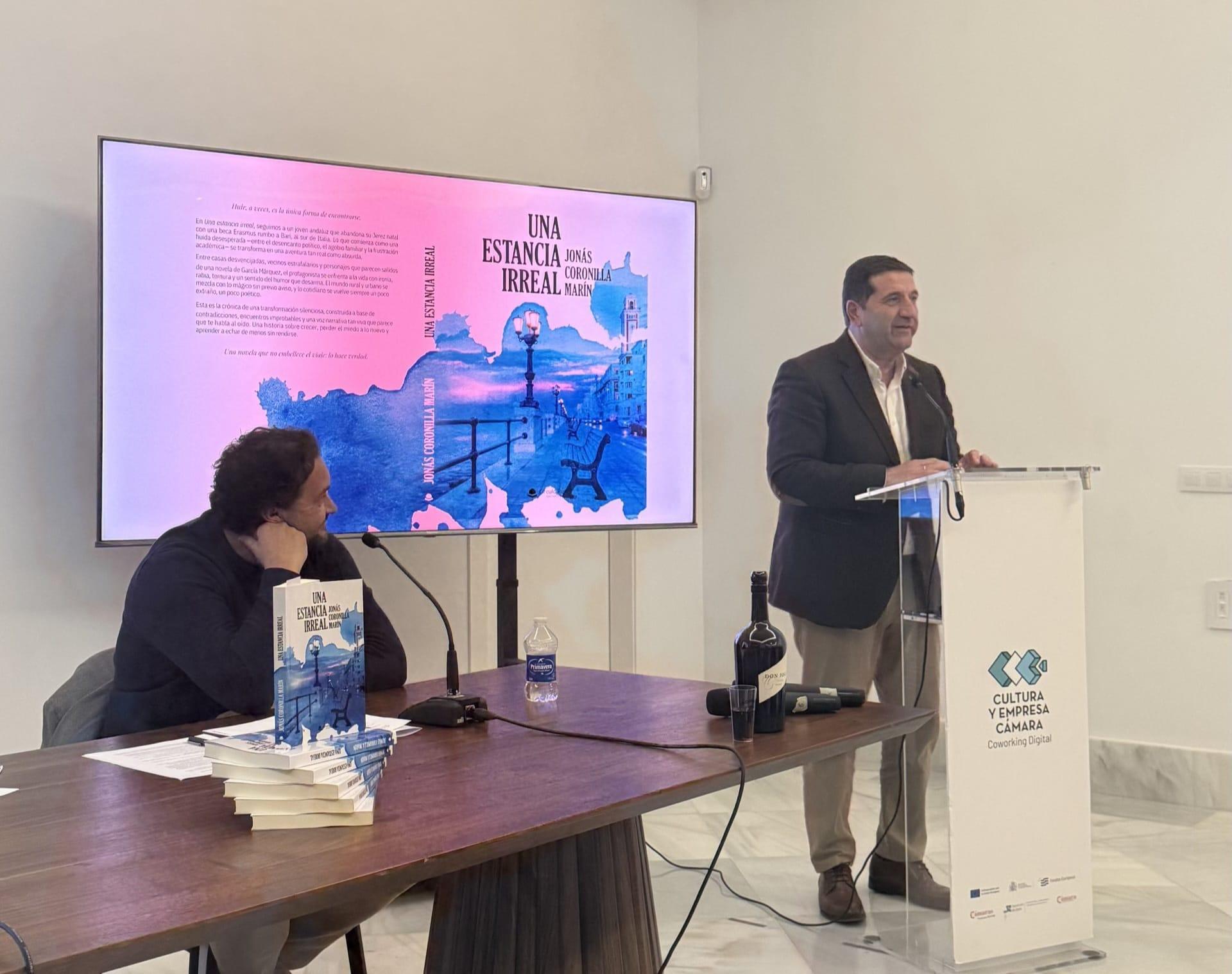 Jonás Coronilla presenta en Jerez su primera novela, 'Una estancia irreal'