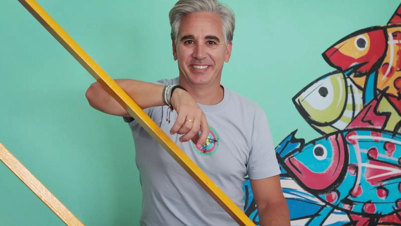 El pintor jerezano Fernando Quirós presenta su exposición solidaria 'Miradas de Fe' en Los Claustros de Santo Domingo