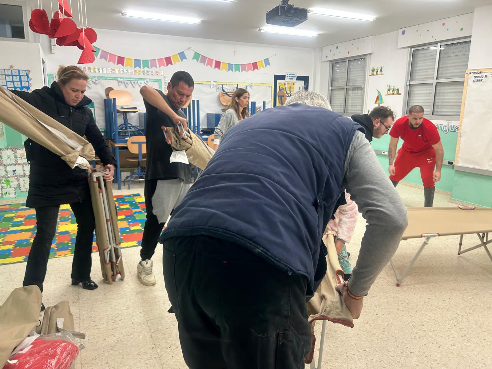 El Ayuntamiento de Jerez acondiciona el CEIP Virgen del Mar en El Portal con camas de Cruz Roja para personas desalojadas por el temporal