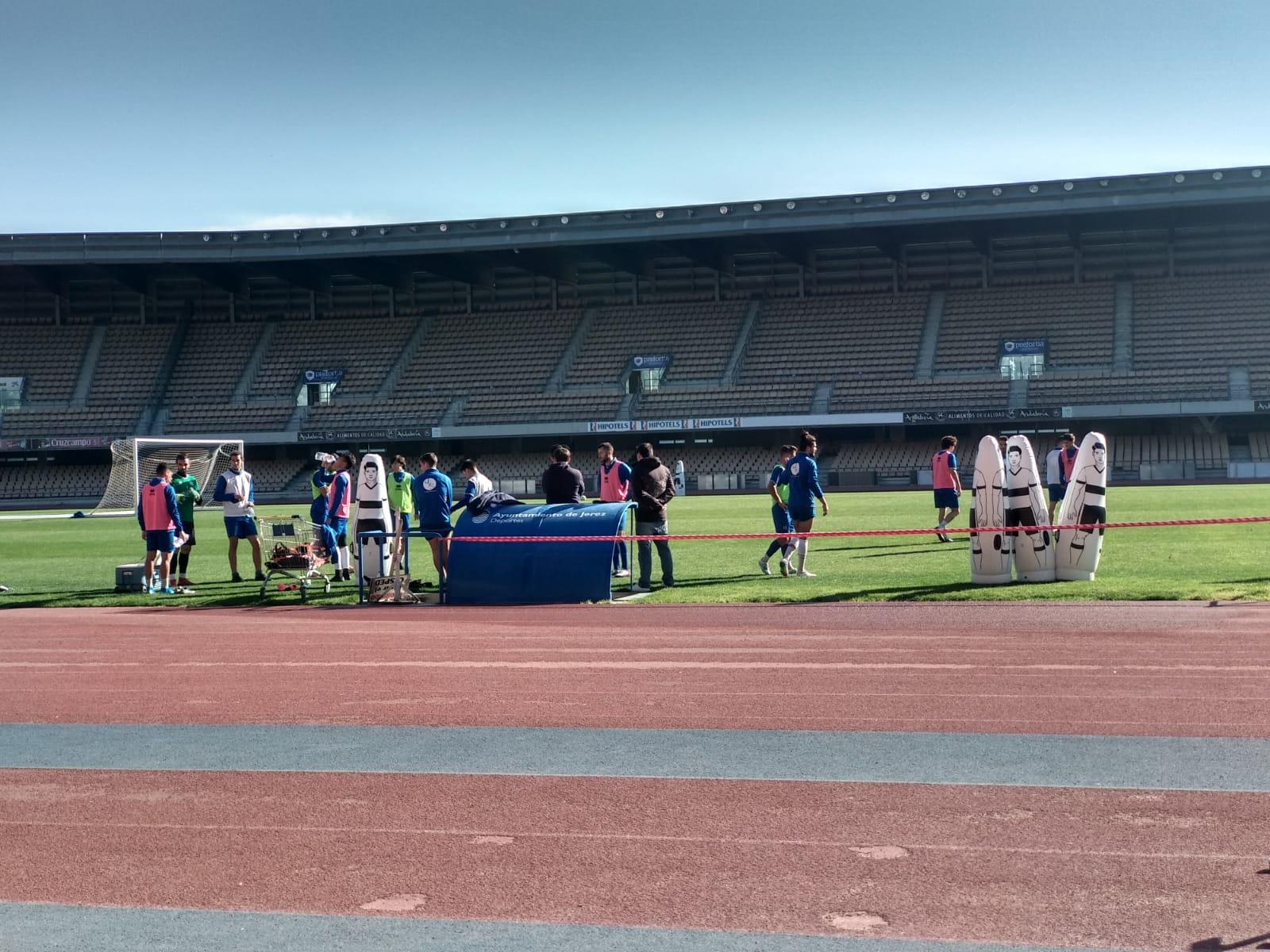 Un “espía” y jugador del CD Rota, pillado in fraganti grabando el entrenamiento del Xerez DFC