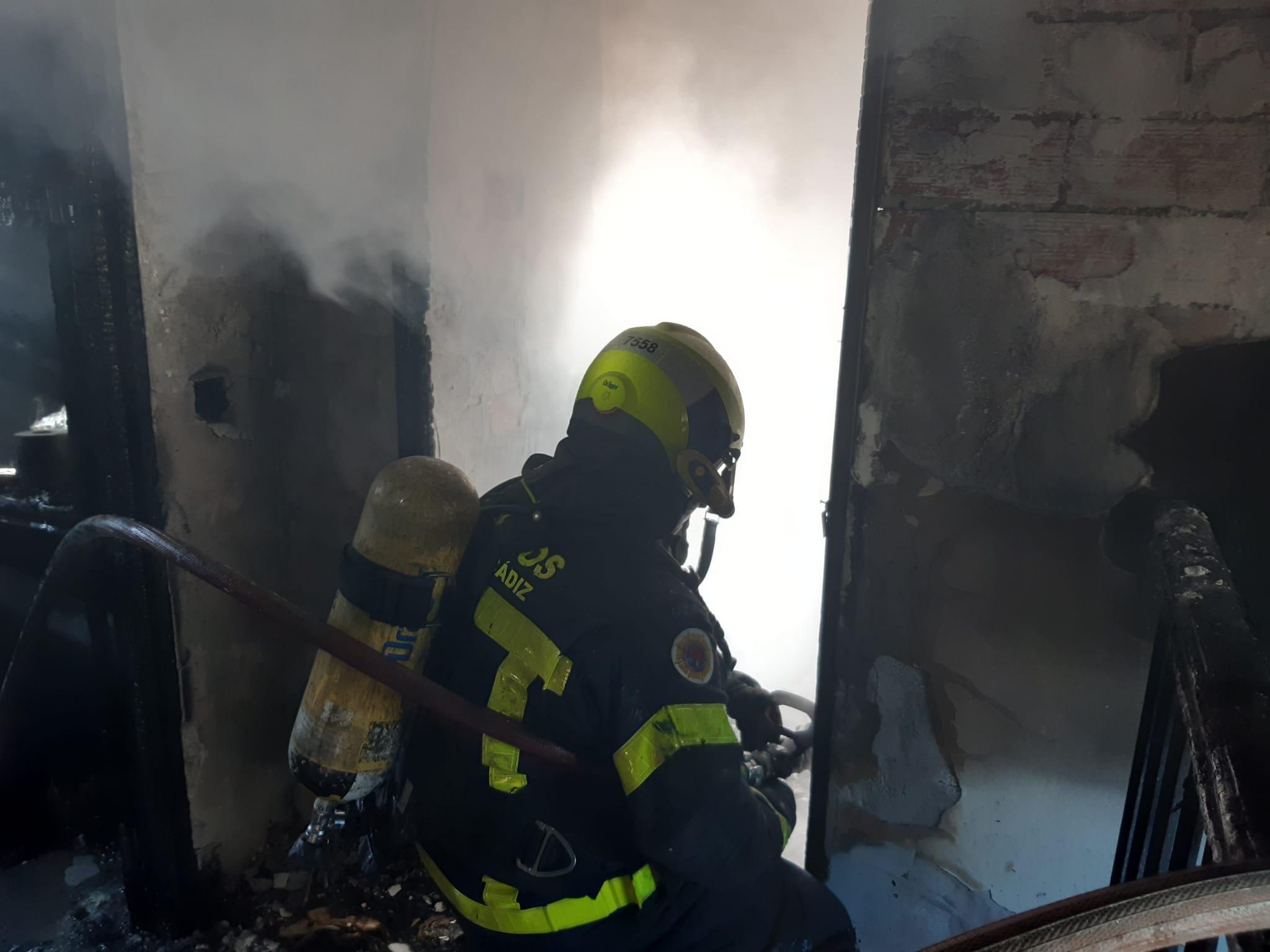 Aparatoso incendio en una vivienda de Estella del Marqués en pleno fin de año