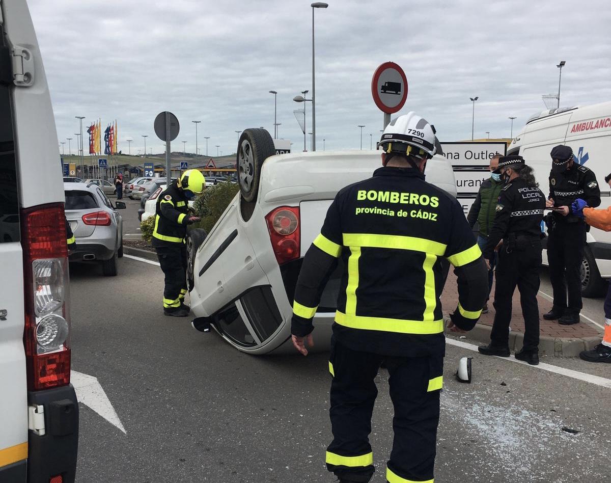 Accidente de tráfico en Luz Shopping deja dos heridos al volcar un coche