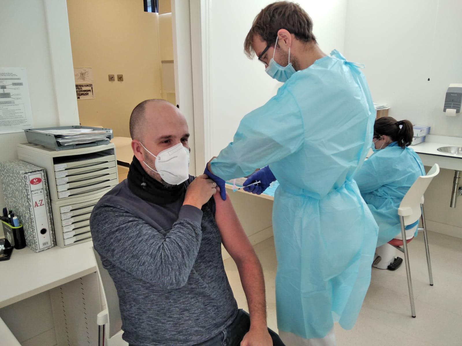 Administradas segundas dosis de la vacuna de Pfizer entre usuarios de la residencia de La Granja y profesionales del Hospital