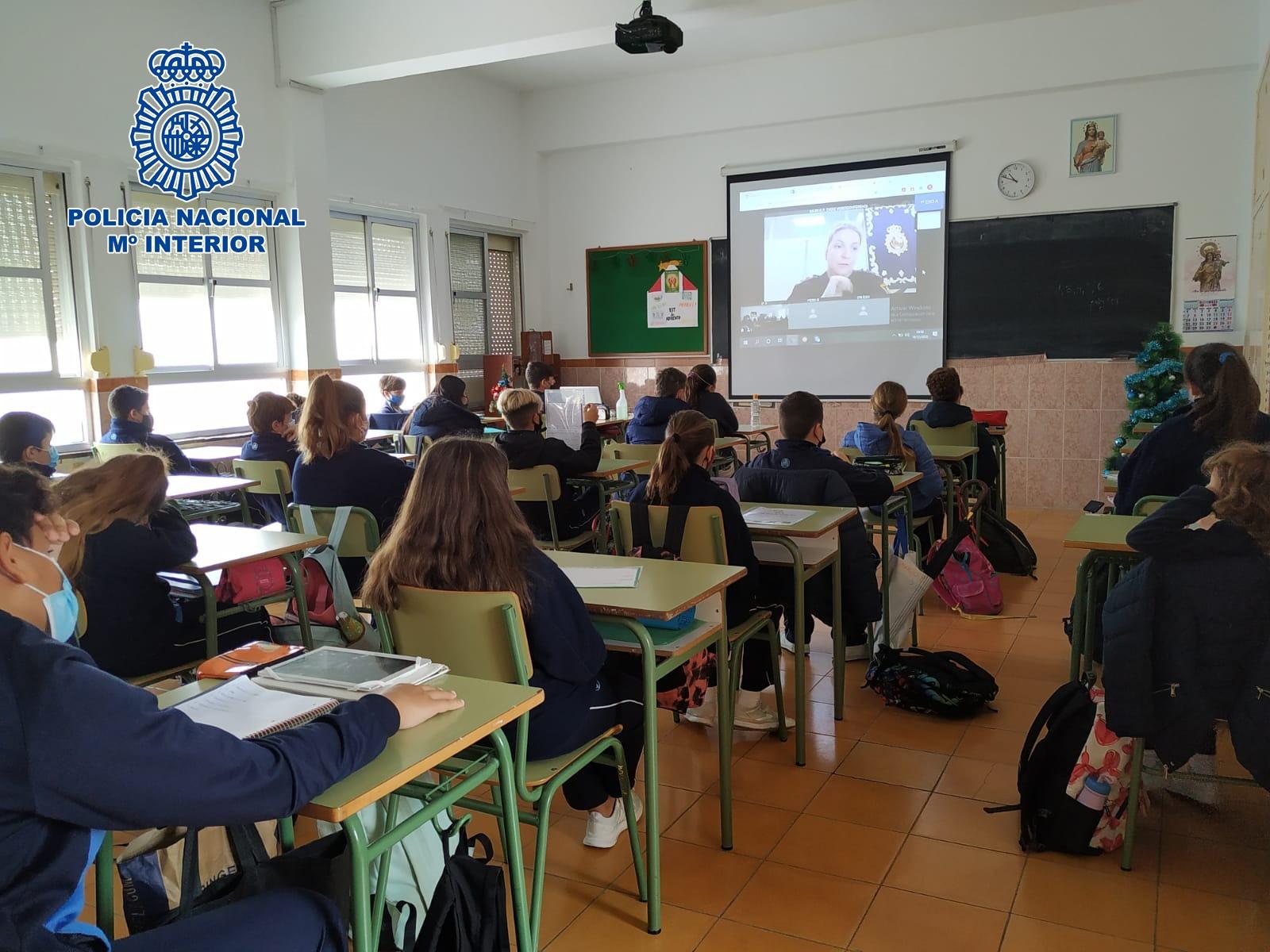 La Policía Nacional imparte charlas telemáticas sobre riesgos en Internet a centros educativos de Jerez