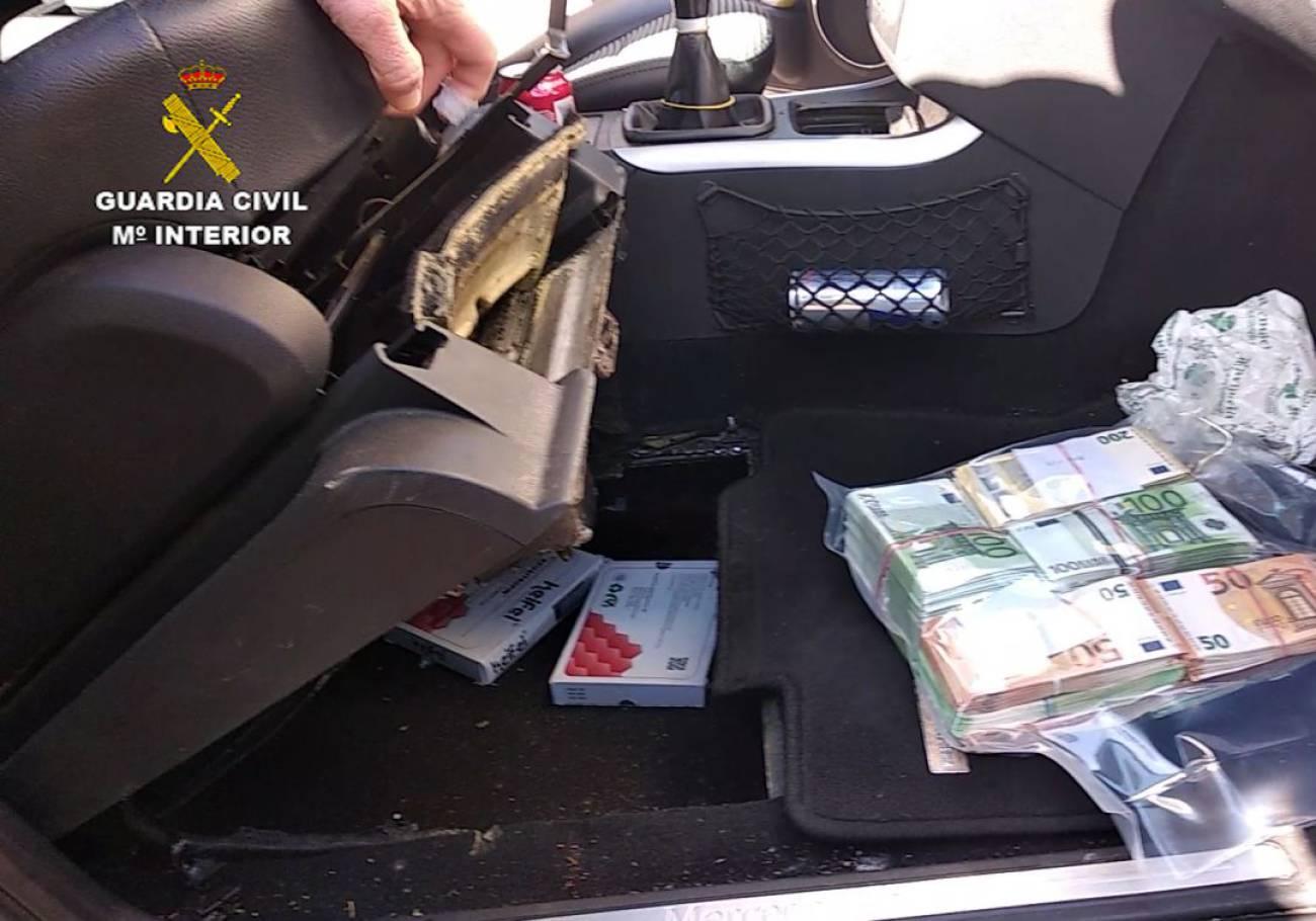 La Guardia Civil descubre en Jerez un coche con más de 240.000 euros ocultos y transportando hormonas del crecimiento