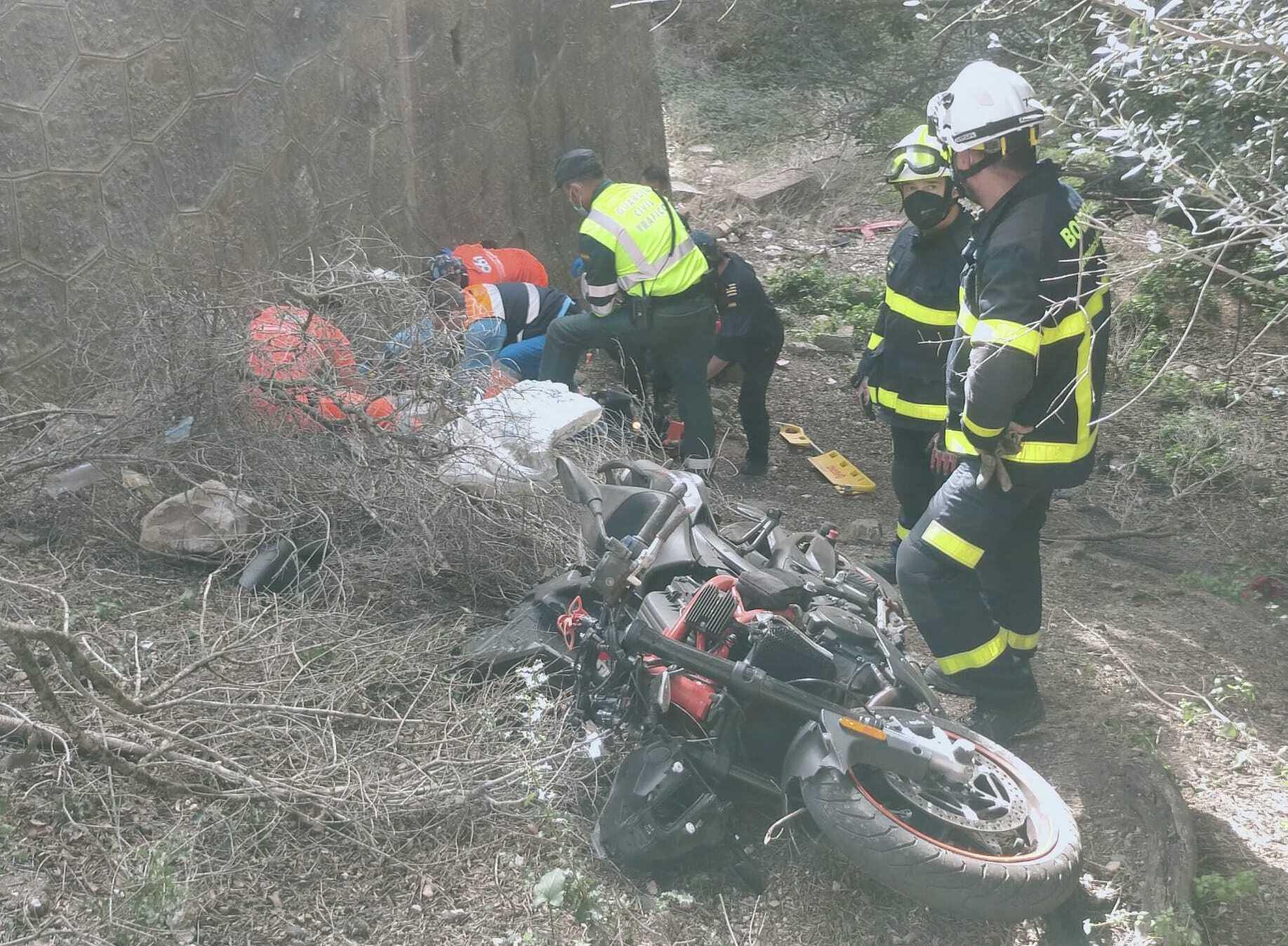 Enviado en helicóptero al Hospital de Jerez un motorista después de caer por un desnivel