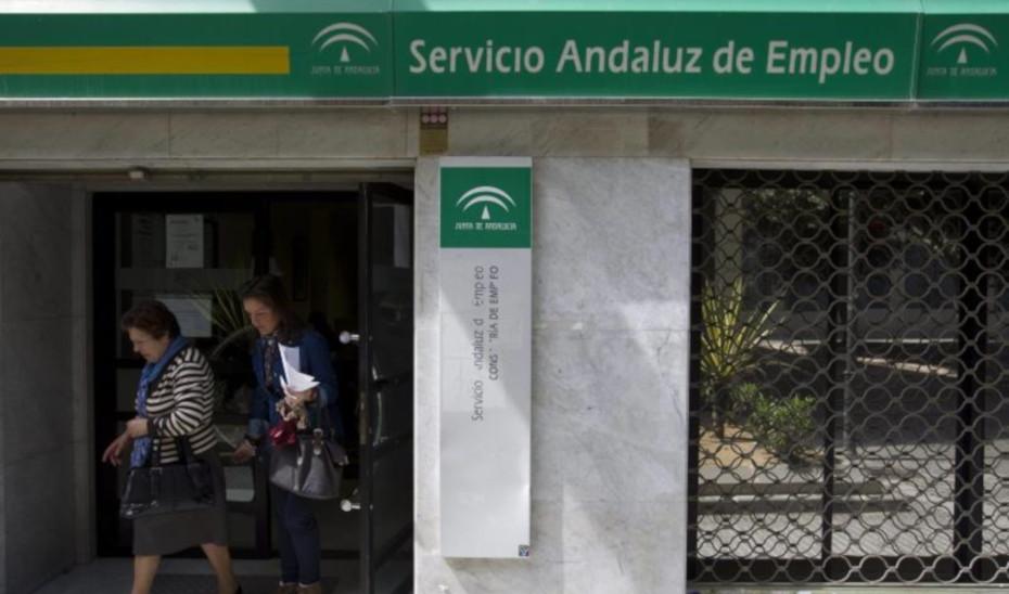 Andalucía lidera el descenso del paro en España en 2021 al descontar 183.796 desempleados