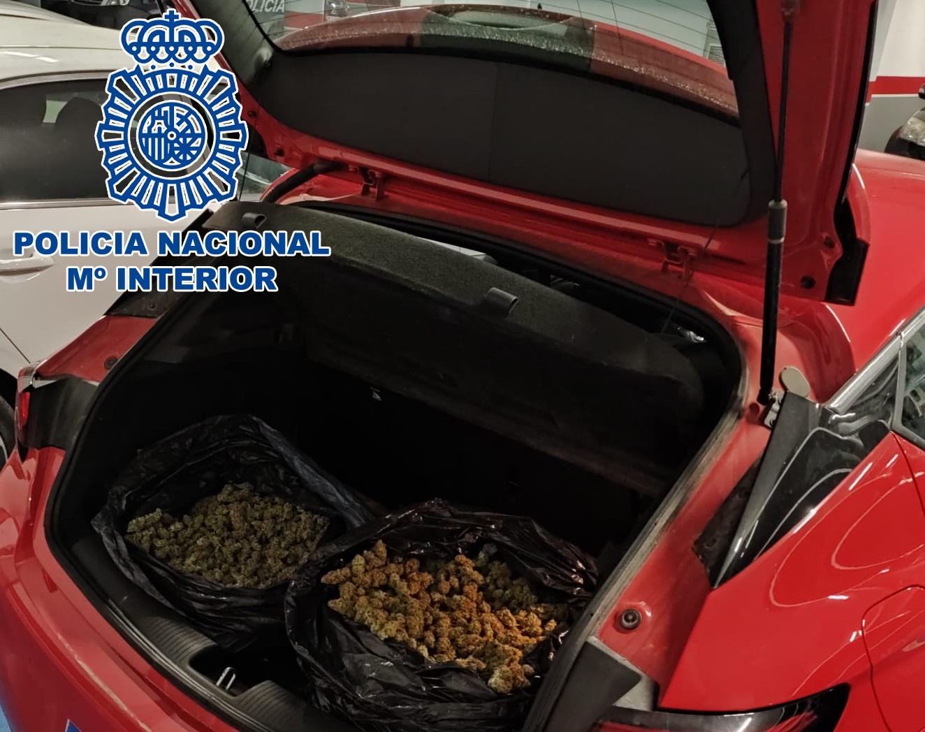 La Policía intercepta en Jerez un coche con varios kilos de marihuana en el maletero y más de 26.000 euros