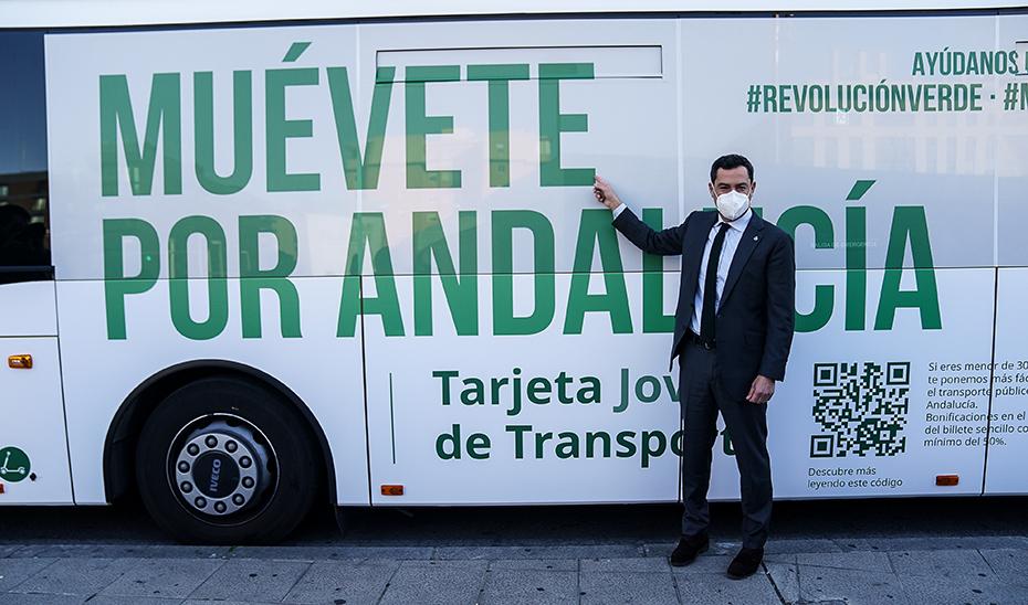 Juanma Moreno señala que la Tarjeta Joven de Transporte cumple una demanda histórica, favorece la sostenibilidad y supone ahorro