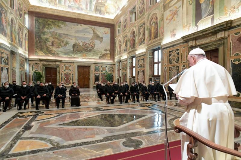 Francisco conferirá el lectorado, acolitado y catequista, a mujeres y hombres laicos en el Vaticano