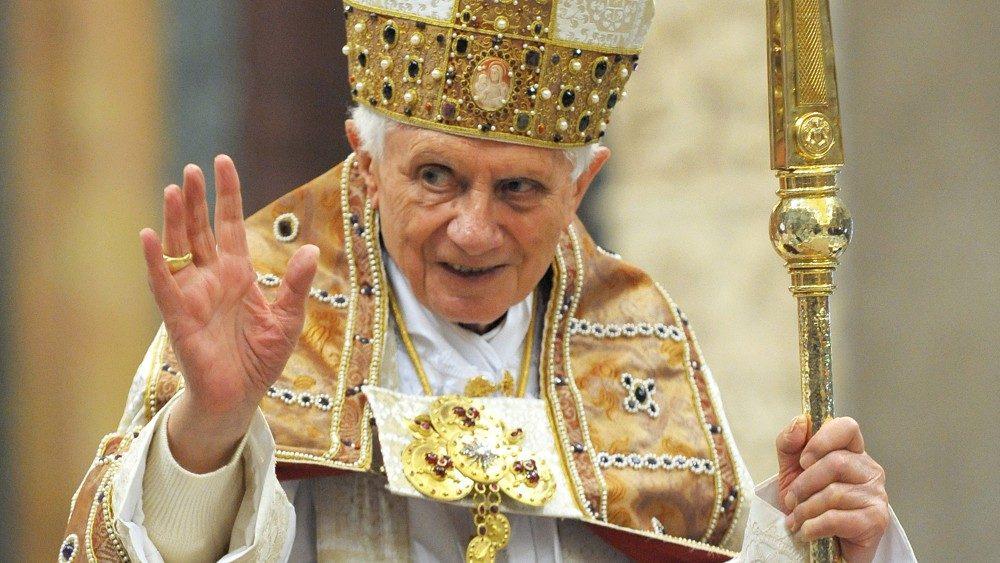 Eucaristía en Capuchinos por Benedicto XVI